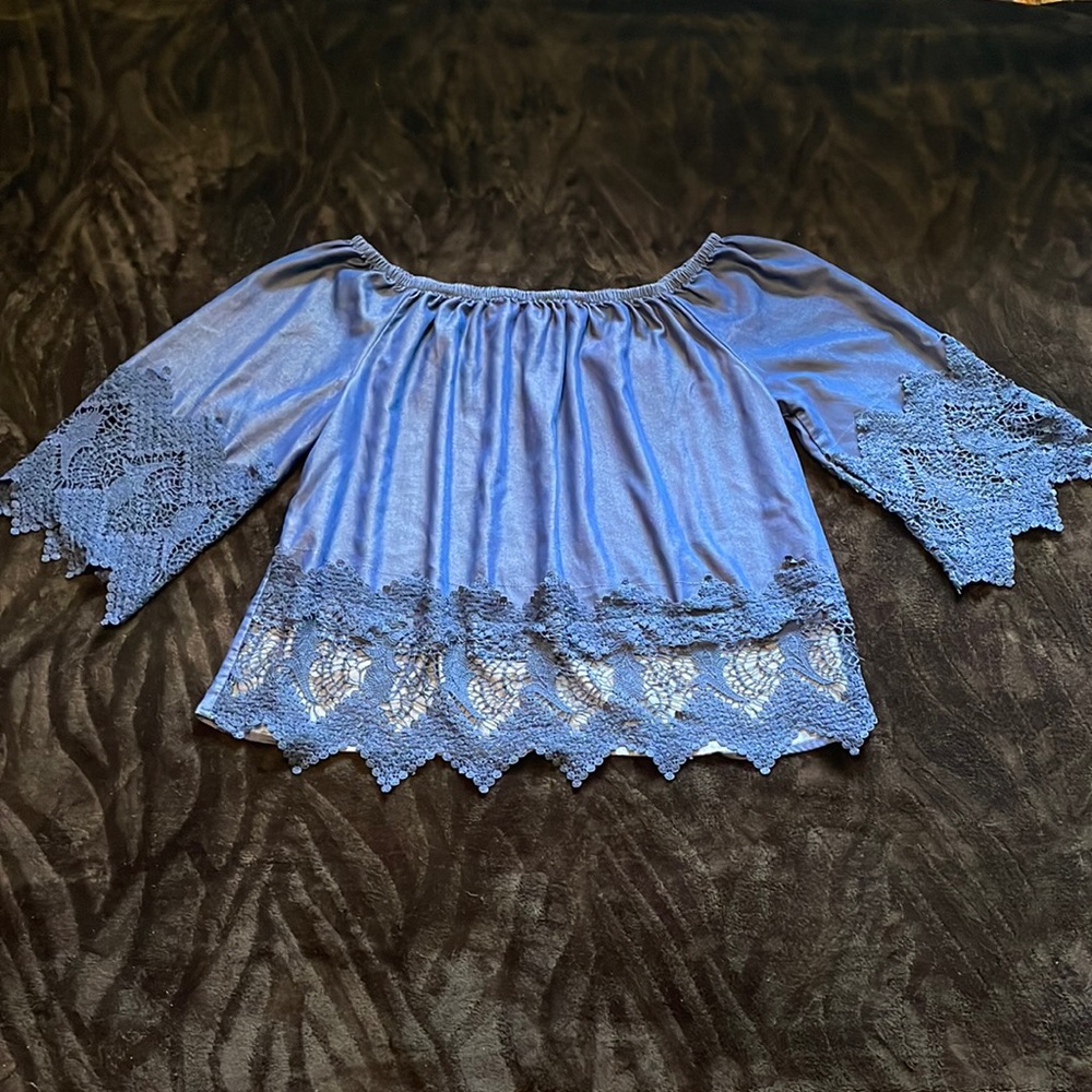 Unique Soectrum Sz L off shldr top with lace accent